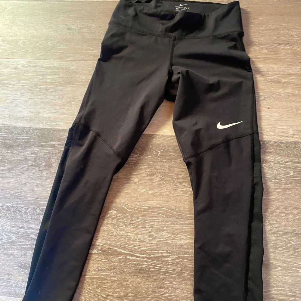 Leggings with mesh on the back, above the ankles